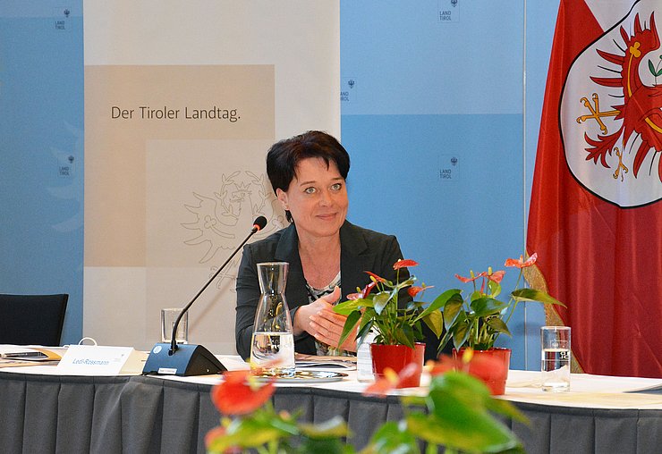 © Land Tirol/Pichler LTPin Ledl-Rossmann betonte, dass die Beratungs- und Beschwerdestelle des Landtages auch in Pandemiezeiten stets für die BürgerInnen erreichbar war.