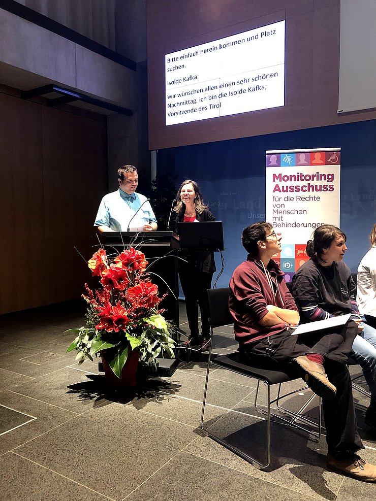 © Land Tirol/Wahl Blick auf das Rednerpult