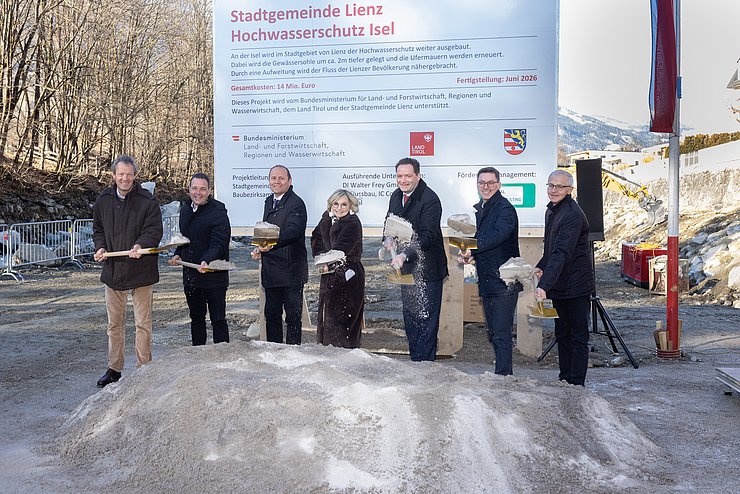 © Brunner Images Gruppe beim Spatenstich