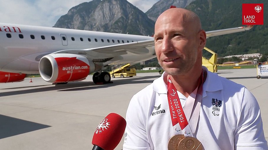 © Land Tirol / Skamen Land Tirol gratuliert Handbiker Alexander Gritsch