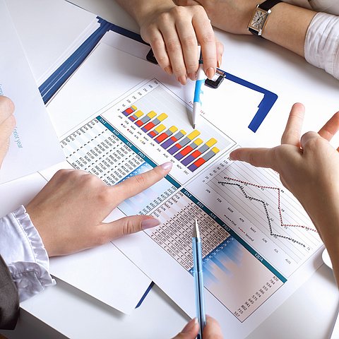 Hände Grafiken am Tisch