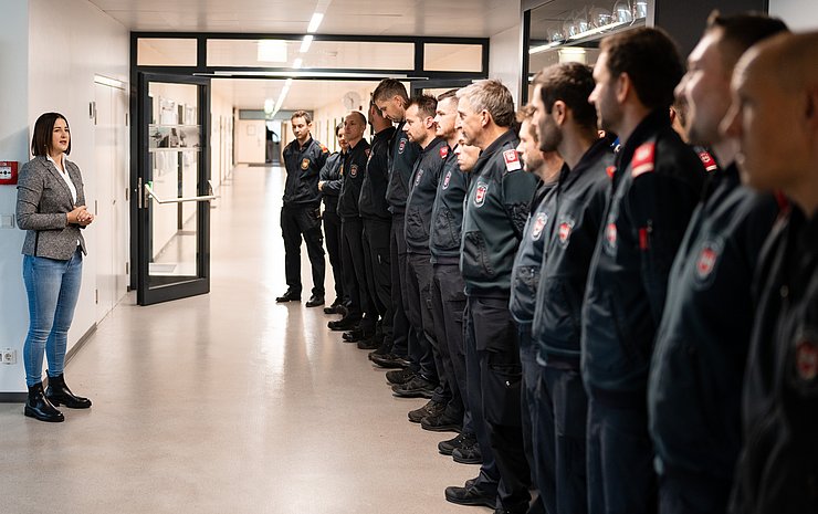 © Land Tirol Ein herzliches Dankeschön von Sicherheitslandesrätin Astrid Mair gab es auch für die versammelte Mannschaft in der Hauptfeuerwache der Berufsfeuerwehr Innsbruck für ihren dienst am Heiligen Abend.