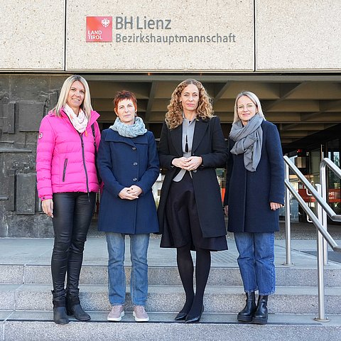 Personen nebeneinander