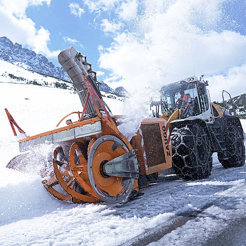 Schneefräse an Straße