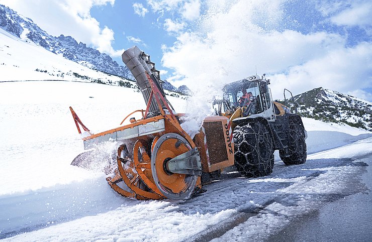 © Land Tirol/Järvinen Schneefräse an Straße