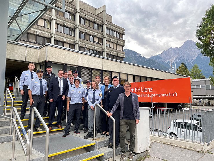Gruppenfoto vor Bezirkshauptmannschaft