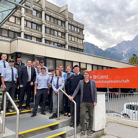 Gruppenfoto vor Bezirkshauptmannschaft