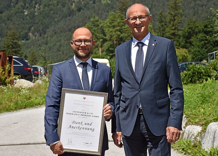 © Land Tirol/Kathrein Foto mit Urkunde