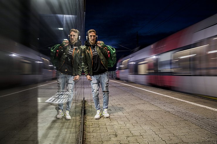 © VVT Junger Mann am Bahnhof