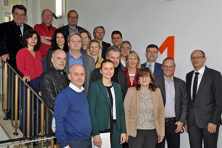 BU: Kulturlandesrätin Beate Palfrader (Mitte) mit Landtags-Vizepräsident Anton Mattle (re.) im Kreise der VertreterInnen der Kulturbeiräte, der Kulturabteilung des Landes sowie der KultursprecherInnen aller im Landtag vertretenen Parteien.