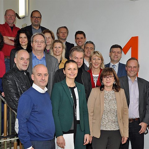 BU: Kulturlandesrätin Beate Palfrader (Mitte) mit Landtags-Vizepräsident Anton Mattle (re.) im Kreise der VertreterInnen der Kulturbeiräte, der Kulturabteilung des Landes sowie der KultursprecherInnen aller im Landtag vertretenen Parteien.