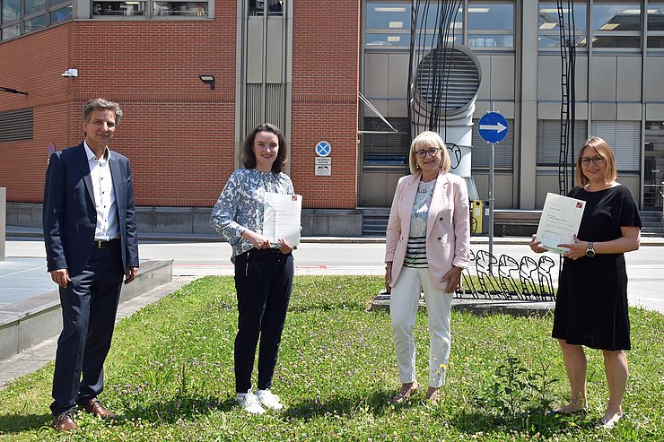 V. li. bei der Lehrlingsauszeichnung Klinik-Personalchef Markus Schwab, "Lehrling des Monats Juni 2021" Maria Brunner, Arbeits- und Bildungslandesrätin Beate Palfrader und Silvia Pöhli (Lehrlingsausbilderin tirol kliniken).