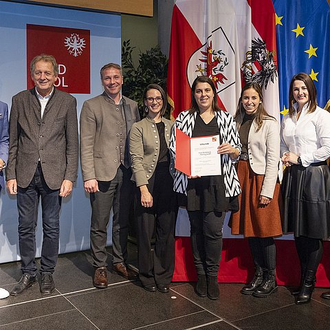 Neuverleihung "Ausgezeichneter Tiroler Lehrbetrieb" an das Hotel Klosterbräu: V. li. LR Mario Gerber, Erwin Zangerl (Präsident Arbeiterkammer Tirol), Wolfgang Riess (operativer Direktor und Gastgeberfamilie), Daniela Neuner (Human Resources), Dora Heilmann (Human Resources Projekte), Coleen Aigner (Direktionsassistenz Schwerpunkt Human Resources), LRin Astrid Mair und David Narr (Fachkräftekoordinator Wirtschaftskammer Tirol).  