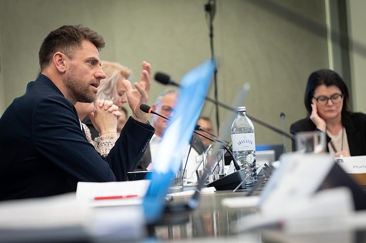 Dabei wurden von den Tiroler Abgeordneten (im Vordergrund li.: KO Gebi Mair) auch Anliegen an die ÖBB und ASFINAG gestellt.