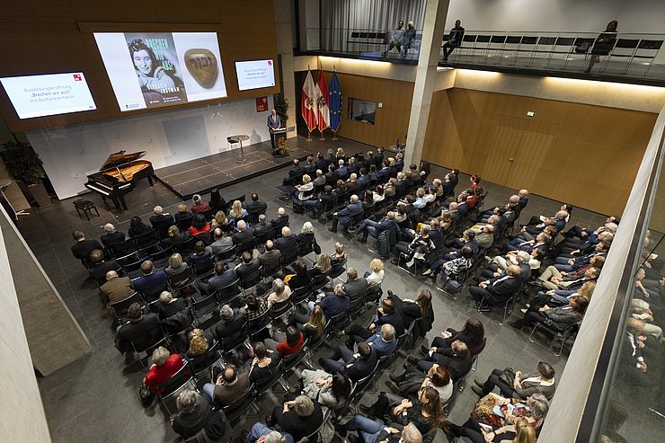 © Land Tirol/Die Fotografen Überblicksfoto des Großen Saals des Landhauses.
