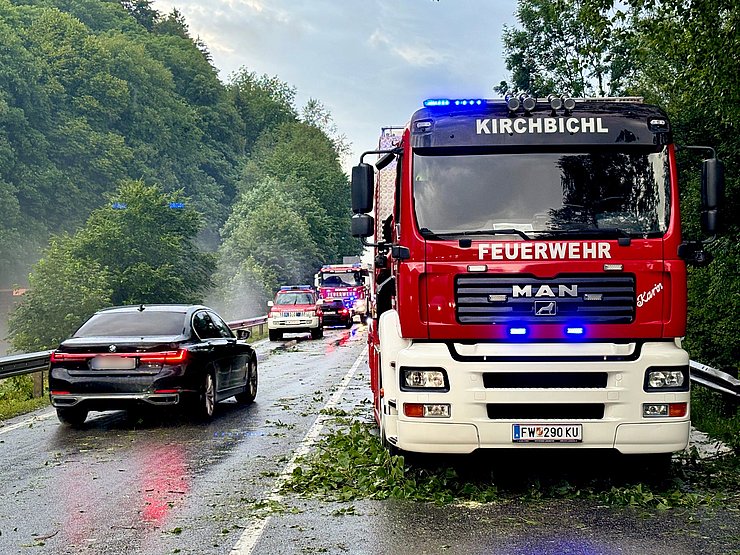 Feuerwehrauto auf Straße