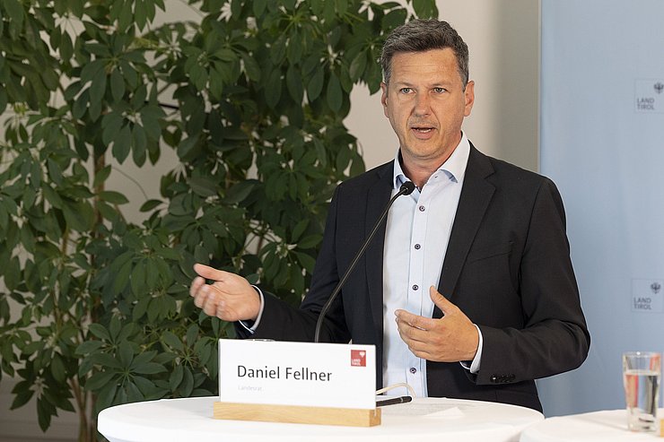 © Land Tirol/Die Fotografen Fellner bei PK sprechend