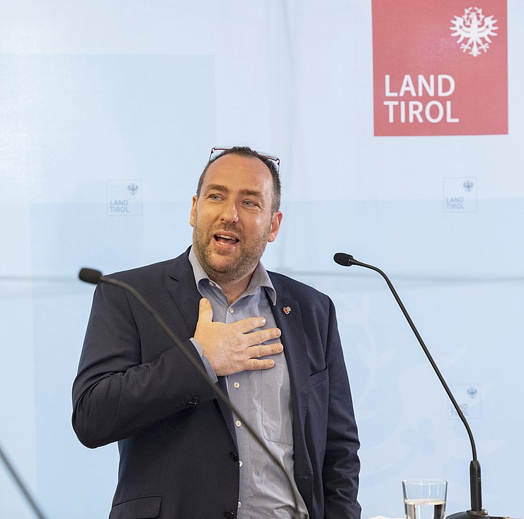 © Land Tirol/Die Fotografen Der Aktuelle Direktor Karl C. Berger steht hinter einem Rednerpult