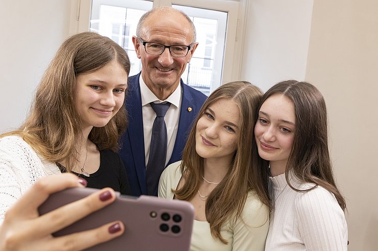© Land Tirol/Die Fotografen Im Anschluss machten die Schülerinnen und Schüler Fotos mit dem Landeshauptmann