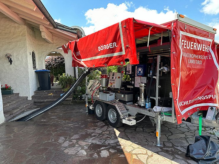 © Landesfeuerwehrverband Tirol/Wegscheider Anhänger mit großer Pumpe darauf