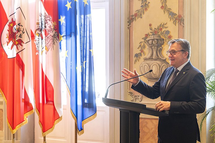 © Land Tirol/Die Fotografen LH Platter vor Rednerpult