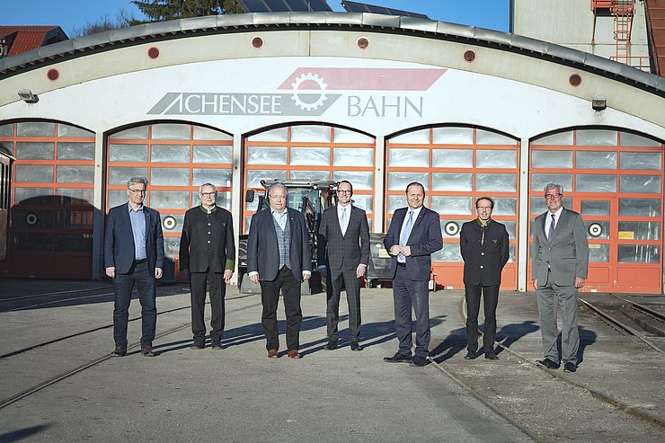 © Land Tirol/Berger Land Tirol, die Zillertaler Verkehrsbetriebe und die Gemeinden Jenbach, Eben und Achenkirch haben die Achenseebahn Infrastruktur- und Betriebs-GmbH gegründet. Von links: Dietmar Wallner, Bürgermeister Jenbach, Karl Moster, Bürgermeister Achenkirch, Franz Hörl, Aufsichtsratsvorsitzender ZVB, Wolfgang Stöhr, Geschäftsführer, Landeshauptmann-Stellvertreter Josef Geisler, Josef Hausberger, Bürgermeister Eben und Helmut Schreiner, Geschäftsführer.