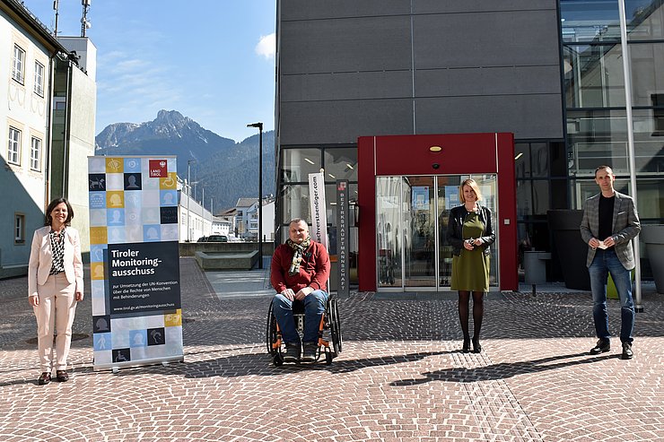 © Land Tirol/Reichkendler Isolde Kafka (Vorsitzende des Tiroler Monitoringausschusses) mit Bernhard P. Gruber (allgemein beeideter und gerichtlich zertifizierter Sachverständiger und Mitglied des Monitoringausschusses), Bezirkshauptfrau Katharina Rumpf und Bürgermeister Günter Salchner am barrierefrei gestalteten „Bürgermeister Siegfried Singer-Platz“ zwischen Bezirkshauptmannschaft Reutte und dem Gemeindeamt Reutte.