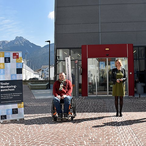 Isolde Kafka (Vorsitzende des Tiroler Monitoringausschusses) mit Bernhard P. Gruber (allgemein beeideter und gerichtlich zertifizierter Sachverständiger und Mitglied des Monitoringausschusses), Bezirkshauptfrau Katharina Rumpf und Bürgermeister Günter Salchner am barrierefrei gestalteten „Bürgermeister Siegfried Singer-Platz“ zwischen Bezirkshauptmannschaft Reutte und dem Gemeindeamt Reutte.