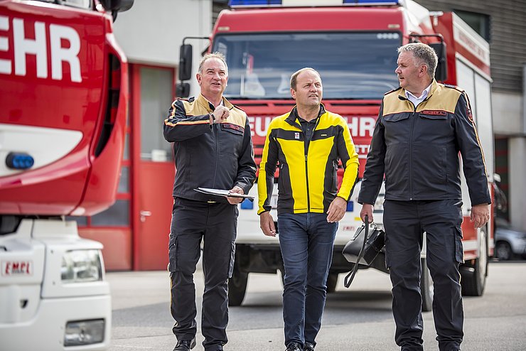 © Land Tirol/Berger Tirols Feuerwehren gehen mit einem modernen Feuerwehrgesetz in die Zukunft. Lan-desfeuerwehrkommandant Peter Hölzl, Sicherheitsreferent LHStv Josef Geisler, Lan-desfeuerwehrinspektor Alfons Gruber (von li.).