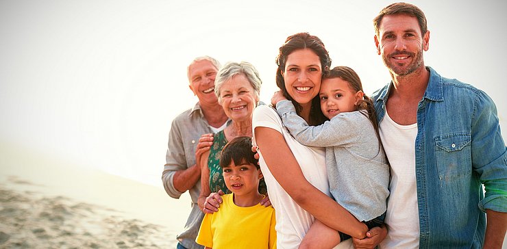 Portrait einer glücklichen Familie am Strand
