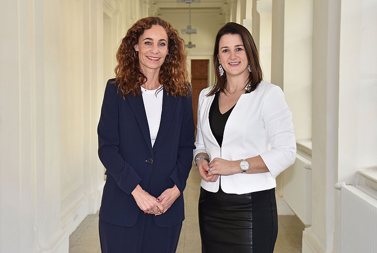 LRinnen nebeneinanderstehend