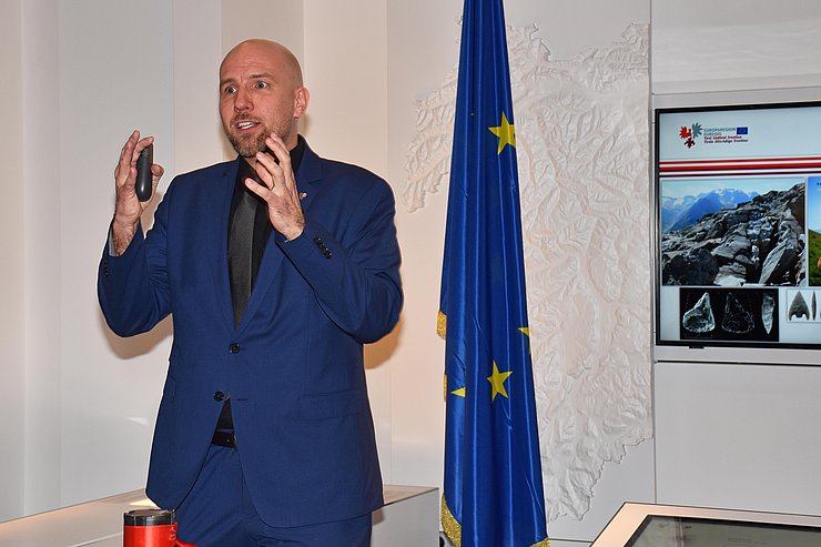 Historiker Neuhauser beim Sprechen und Gestikulieren