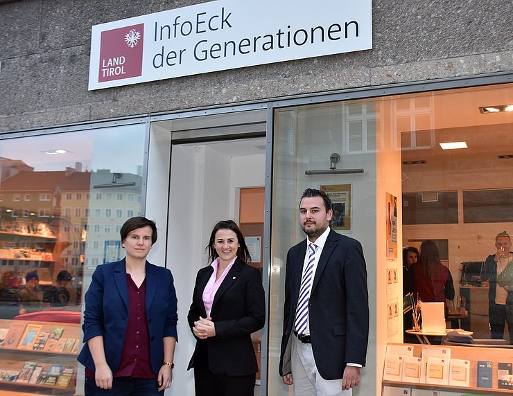© Land Tirol/Gerzabek Familien- und Generationenlandesrätin Astrid Mair (mi.) gratulierte Christopher Bindra (Geschäftsführer des Vereins Generationen und Gesellschaft) und Marion Grumer (Koordinatorin der InfoEck EU-Jugendprogramme) zum "Österreichischen Jugendpreis 2022".