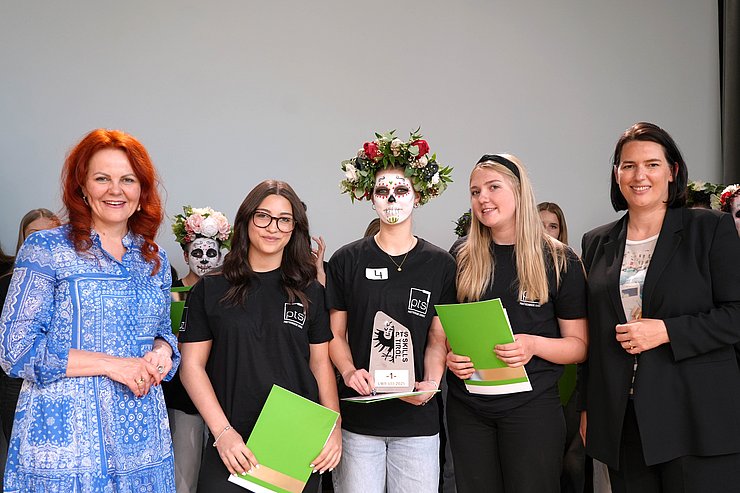 © Land Tirol/Krepper Landesrätin Hagele und Wirtschaftskammerpräsidentin Thaler flankieren die drei Preisträgerinnen.