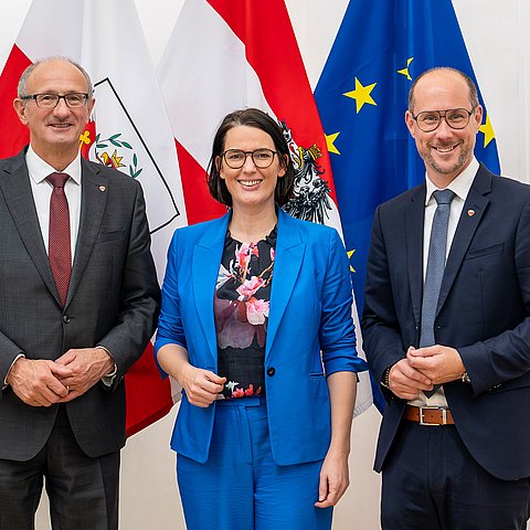LH Mattle und LR Gerber gratulieren Barbara Thaler zur Wahl zur Wirtschaftskammerpräsidentin. (Archivbild)