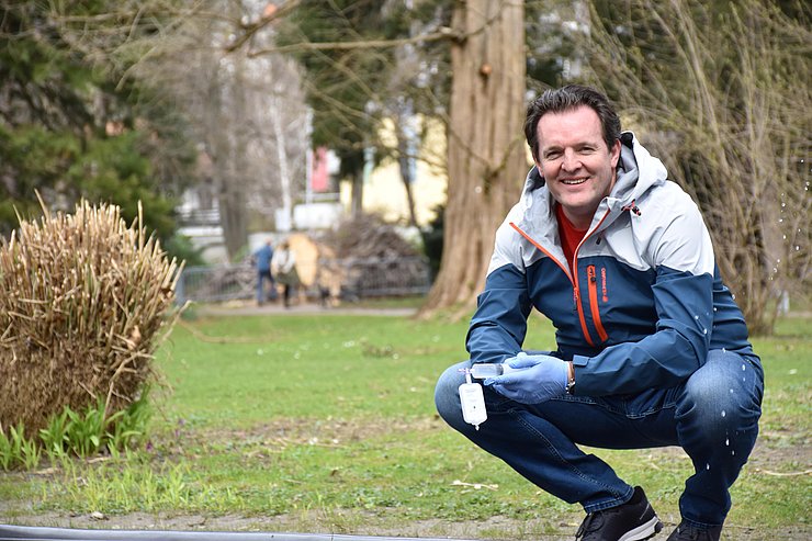 © Land Tirol/Knabl Zumtobel kniet am Ufer