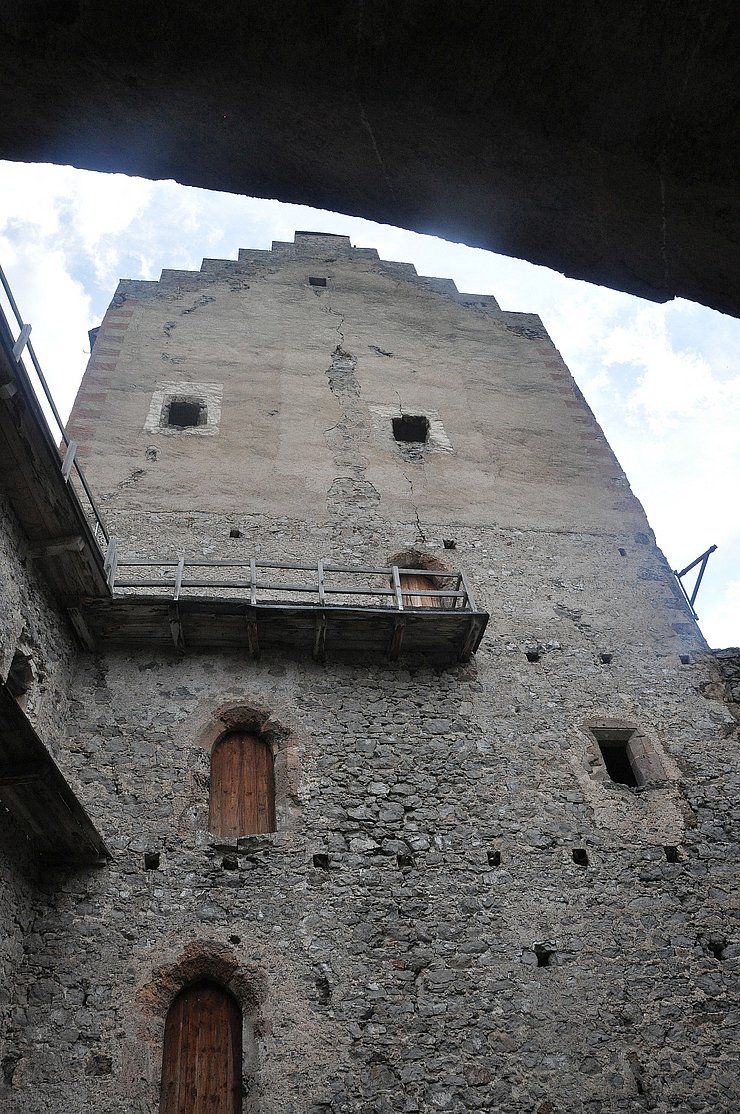 © Land Tirol/Tiroler Kunstkataster Das Mauerwerk der Kronburg ist brüchig und zeigt Risse auf.