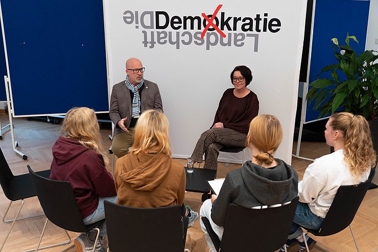 Abgeordnete (hier im Bild LTPin Sonja Ledl-Rossmann und LA Herwig Zöttl) gaben im Gespräch Einblicke in ihre Arbeit.