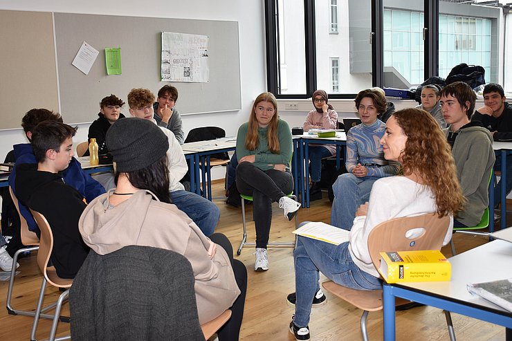 LRin Pawlata in Stuhlkreis mit SchülerInnen in Klasse