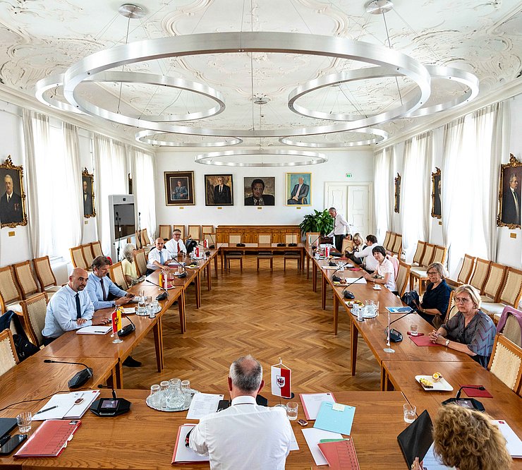 © Landtagsdirektion Tirol/Christanell Margit Kraker (1.v.re.), Präsidentin des Rechnungshofes Österreich, berichtete über neue Zustädnigkeiten für die Rechnungshöfe im Rahmen des unlängst verabschiedete Parteiengesetz.