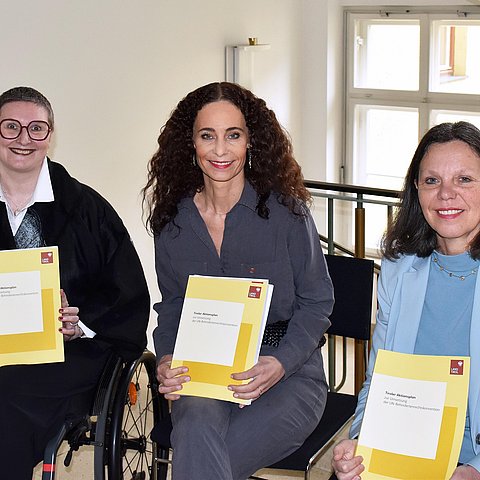 Rieder, Pawlata und Kafka jeweils mit einem gedruckten Exemplar des TAP