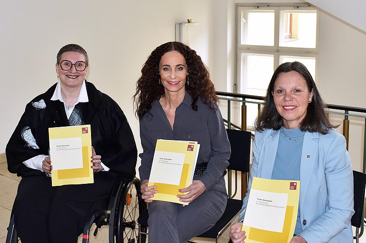 © Land Tirol/Milicevic Rieder, Pawlata und Kafka jeweils mit einem gedruckten Exemplar des TAP