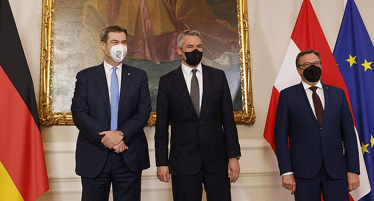 © Bundeskanzleramt/Dragan Tatic Gruppenfoto vor den Fahnen