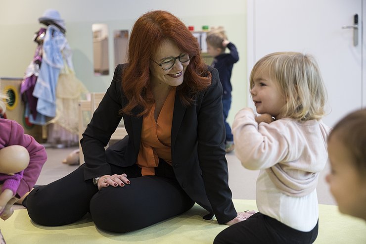 Gespräch mit Kind im Kindergarten