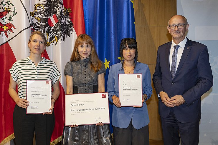 © Land Tirol/Die Fotografen Landeshauptmann Anton Mattle gratuliert Carmen Brucic (2.v.l.) zum Preis für Zeitgenössische Kunst sowie Angelika Wischermann (li.) und Ina Hsu zu den Förderpreisen.