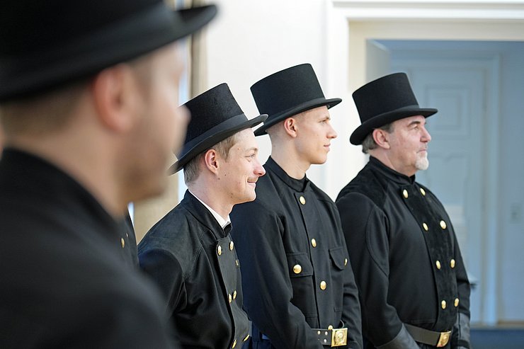 © Land Tirol/Neuner Seitliche Aufnahme von mehreren Rauchfangkehrern.