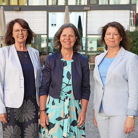 Personen stehen nebeneinander