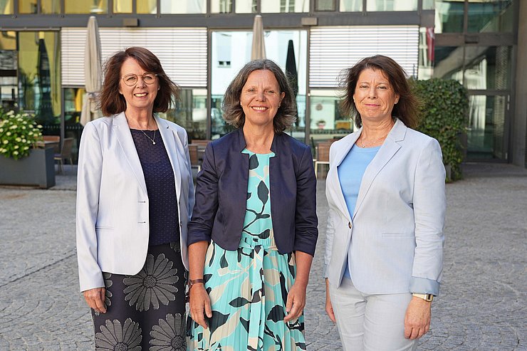 © Land Tirol/Reiter Personen stehen nebeneinander