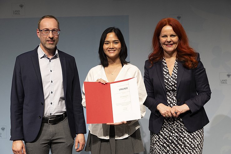 Gruppenfoto mit Nachwuchsforscherin der FH Kufstein.