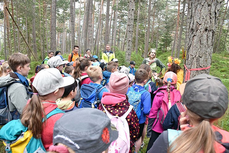 © Land Tirol/Hörmann Die Kindergruppe sieht sich eine weitere Theater-Station an.